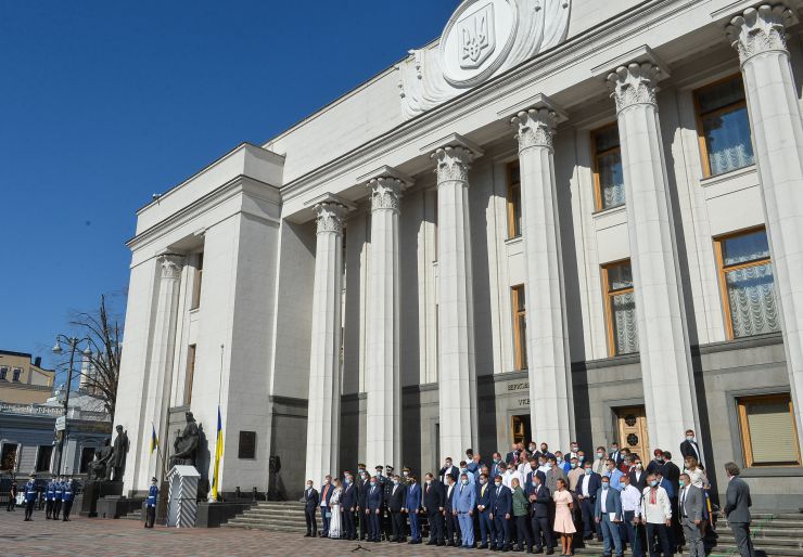 Голова Верховної Ради України Дмитро Разумков взяв участь у церемонії підняття Державного прапора перед будівлею Парламенту на честь Дня Державного Прапора та Дня Незалежності України. У заході також взяли участь Перший Заступник Голови Руслан Стефанчук, голови парламентських комітетів, народні депутати України та члени Кабінету Міністрів України.