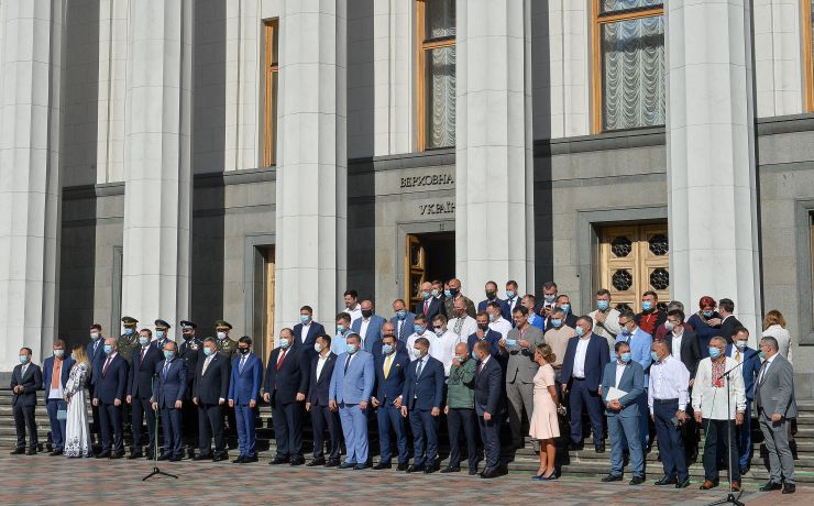 Голова Верховної Ради України Дмитро Разумков взяв участь у церемонії підняття Державного прапора перед будівлею Парламенту на честь Дня Державного Прапора та Дня Незалежності України. У заході також взяли участь Перший Заступник Голови Руслан Стефанчук, голови парламентських комітетів, народні депутати України та члени Кабінету Міністрів України.