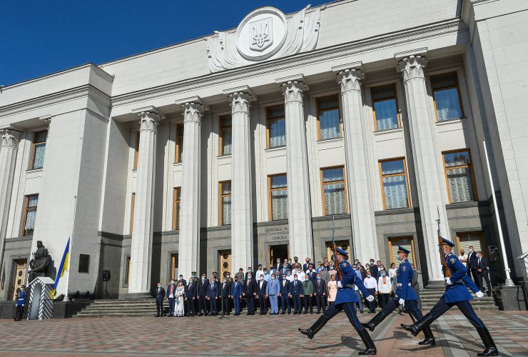 Голова Верховної Ради України Дмитро Разумков взяв участь у церемонії підняття Державного прапора перед будівлею Парламенту на честь Дня Державного Прапора та Дня Незалежності України. У заході також взяли участь Перший Заступник Голови Руслан Стефанчук, голови парламентських комітетів, народні депутати України та члени Кабінету Міністрів України.