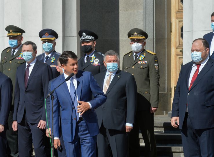 Голова Верховної Ради України Дмитро Разумков взяв участь у церемонії підняття Державного прапора перед будівлею Парламенту на честь Дня Державного Прапора та Дня Незалежності України. У заході також взяли участь Перший Заступник Голови Руслан Стефанчук, голови парламентських комітетів, народні депутати України та члени Кабінету Міністрів України.