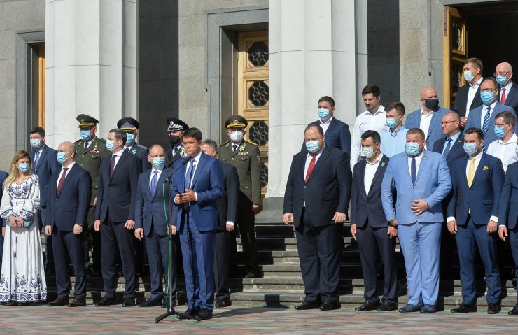 Голова Верховної Ради України Дмитро Разумков взяв участь у церемонії підняття Державного прапора перед будівлею Парламенту на честь Дня Державного Прапора та Дня Незалежності України. У заході також взяли участь Перший Заступник Голови Руслан Стефанчук, голови парламентських комітетів, народні депутати України та члени Кабінету Міністрів України.