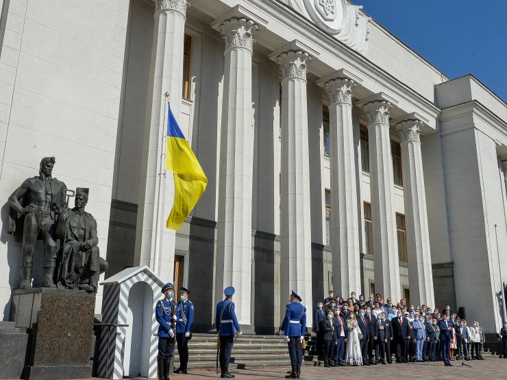Голова Верховної Ради України Дмитро Разумков взяв участь у церемонії підняття Державного прапора перед будівлею Парламенту на честь Дня Державного Прапора та Дня Незалежності України. У заході також взяли участь Перший Заступник Голови Руслан Стефанчук, голови парламентських комітетів, народні депутати України та члени Кабінету Міністрів України.