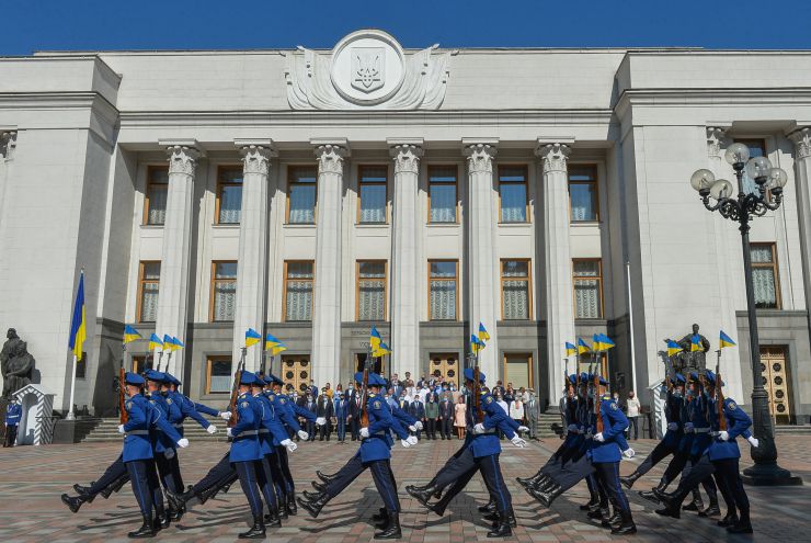 Голова Верховної Ради України Дмитро Разумков взяв участь у церемонії підняття Державного прапора перед будівлею Парламенту на честь Дня Державного Прапора та Дня Незалежності України. У заході також взяли участь Перший Заступник Голови Руслан Стефанчук, голови парламентських комітетів, народні депутати України та члени Кабінету Міністрів України.