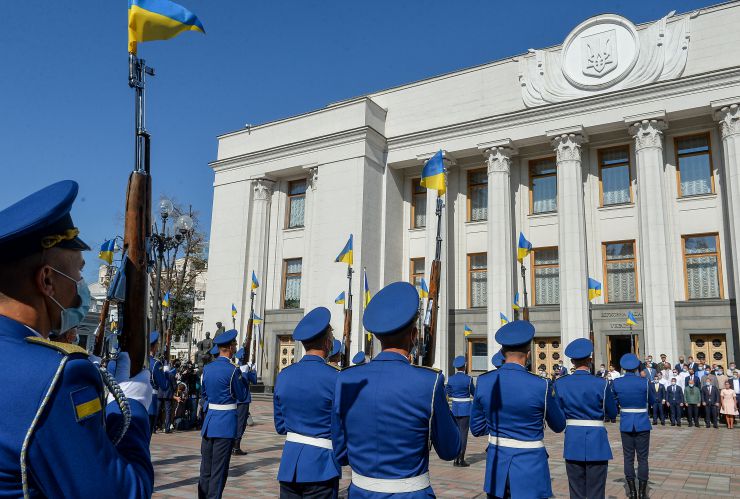 Голова Верховної Ради України Дмитро Разумков взяв участь у церемонії підняття Державного прапора перед будівлею Парламенту на честь Дня Державного Прапора та Дня Незалежності України. У заході також взяли участь Перший Заступник Голови Руслан Стефанчук, голови парламентських комітетів, народні депутати України та члени Кабінету Міністрів України.