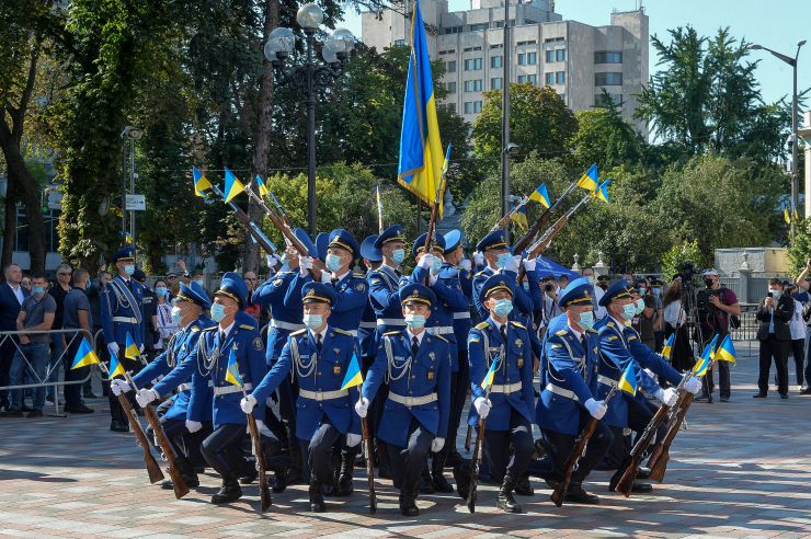 Голова Верховної Ради України Дмитро Разумков взяв участь у церемонії підняття Державного прапора перед будівлею Парламенту на честь Дня Державного Прапора та Дня Незалежності України. У заході також взяли участь Перший Заступник Голови Руслан Стефанчук, голови парламентських комітетів, народні депутати України та члени Кабінету Міністрів України.