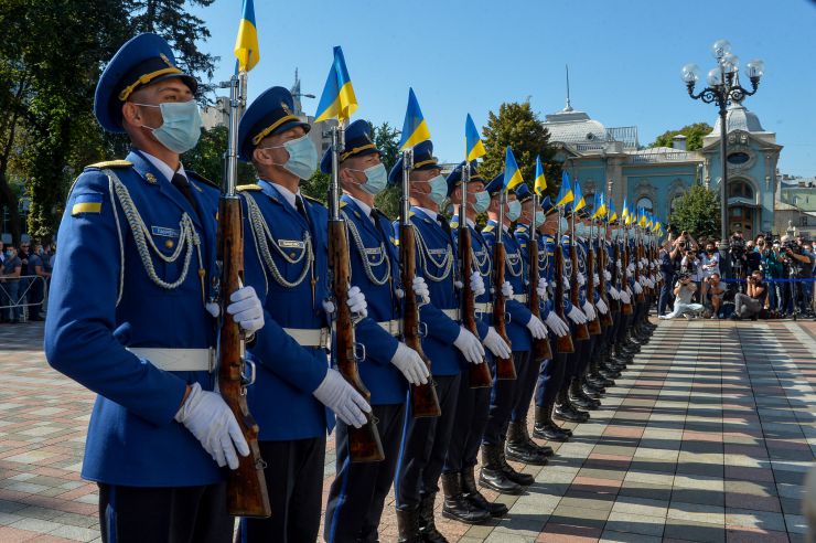 Голова Верховної Ради України Дмитро Разумков взяв участь у церемонії підняття Державного прапора перед будівлею Парламенту на честь Дня Державного Прапора та Дня Незалежності України. У заході також взяли участь Перший Заступник Голови Руслан Стефанчук, голови парламентських комітетів, народні депутати України та члени Кабінету Міністрів України.