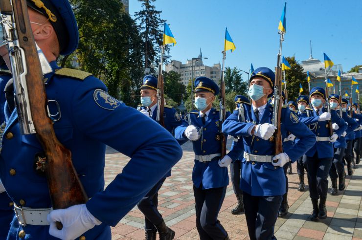 Голова Верховної Ради України Дмитро Разумков взяв участь у церемонії підняття Державного прапора перед будівлею Парламенту на честь Дня Державного Прапора та Дня Незалежності України. У заході також взяли участь Перший Заступник Голови Руслан Стефанчук, голови парламентських комітетів, народні депутати України та члени Кабінету Міністрів України.