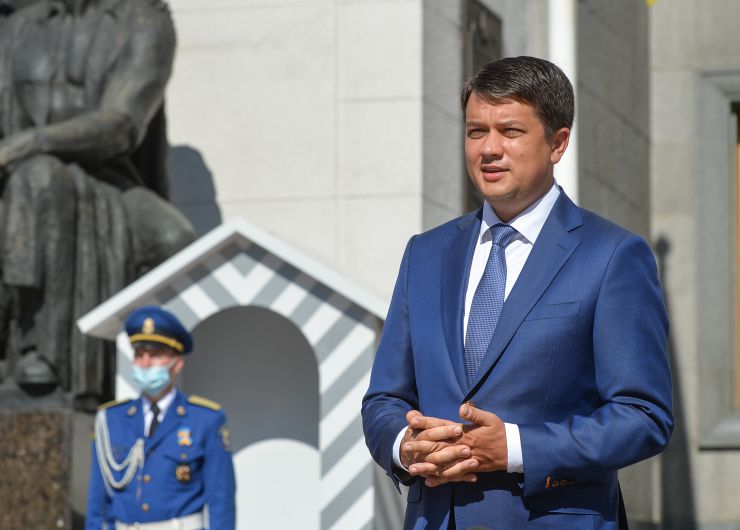 Голова Верховної Ради України Дмитро Разумков взяв участь у церемонії підняття Державного прапора перед будівлею Парламенту на честь Дня Державного Прапора та Дня Незалежності України. У заході також взяли участь Перший Заступник Голови Руслан Стефанчук, голови парламентських комітетів, народні депутати України та члени Кабінету Міністрів України.