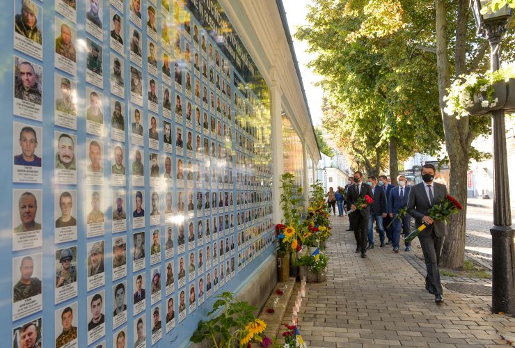 Голова Верховної Ради України Дмитро Разумков поклав квіти до Стіни пам'яті загиблих за Україну, які поклали своє життя на захист її незалежності, суверенітету і територіальної цілісності (м.Київ, Михайлівський собор).
