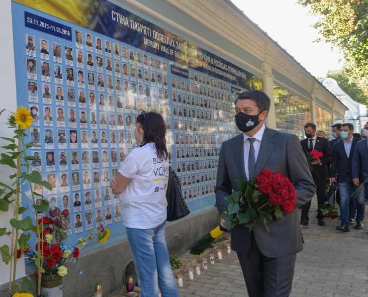 Голова Верховної Ради України Дмитро Разумков поклав квіти до Стіни пам'яті загиблих за Україну, які поклали своє життя на захист її незалежності, суверенітету і територіальної цілісності (м.Київ, Михайлівський собор).
