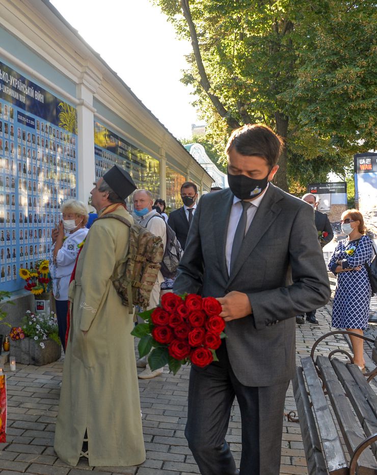 Голова Верховної Ради України Дмитро Разумков поклав квіти до Стіни пам'яті загиблих за Україну, які поклали своє життя на захист її незалежності, суверенітету і територіальної цілісності (м.Київ, Михайлівський собор).
