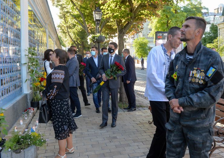 Голова Верховної Ради України Дмитро Разумков поклав квіти до Стіни пам'яті загиблих за Україну, які поклали своє життя на захист її незалежності, суверенітету і територіальної цілісності (м.Київ, Михайлівський собор).
