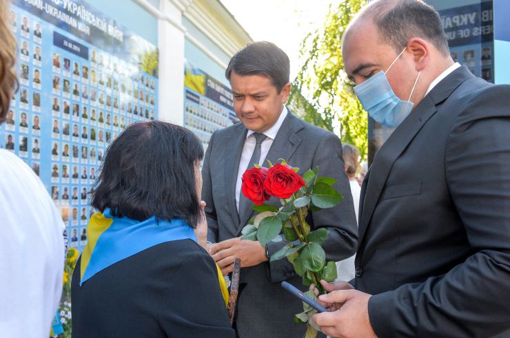 Голова Верховної Ради України Дмитро Разумков поклав квіти до Стіни пам'яті загиблих за Україну, які поклали своє життя на захист її незалежності, суверенітету і територіальної цілісності (м.Київ, Михайлівський собор).
