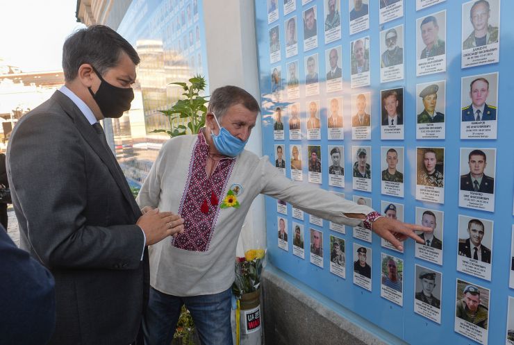 Голова Верховної Ради України Дмитро Разумков поклав квіти до Стіни пам'яті загиблих за Україну, які поклали своє життя на захист її незалежності, суверенітету і територіальної цілісності (м.Київ, Михайлівський собор).
