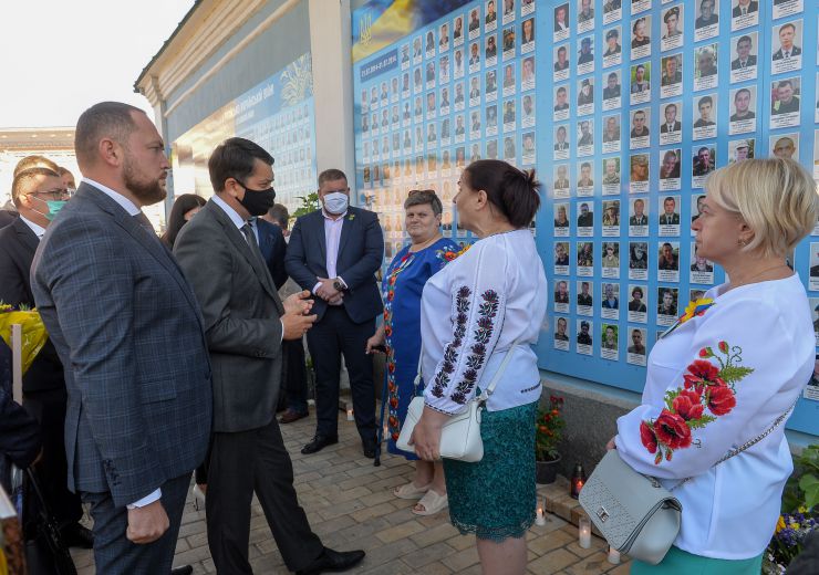 Голова Верховної Ради України Дмитро Разумков поклав квіти до Стіни пам'яті загиблих за Україну, які поклали своє життя на захист її незалежності, суверенітету і територіальної цілісності (м.Київ, Михайлівський собор).

