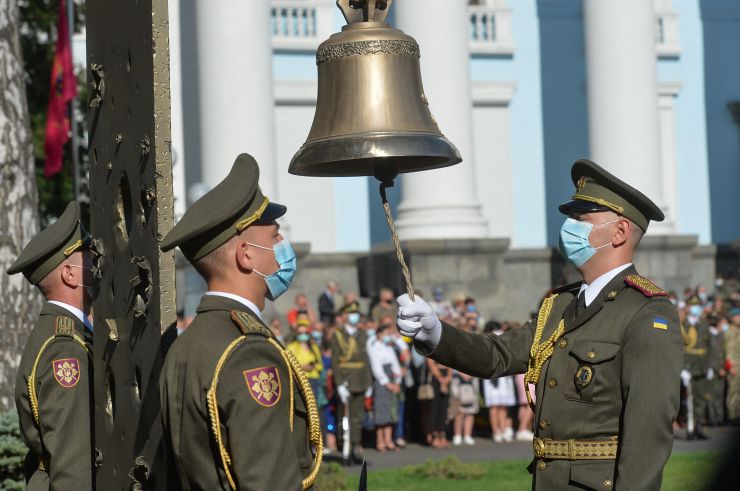 Голова Парламенту Дмитро Разумков разом з Президентом України Володимиром Зеленським та Прем’єр-міністром України Денисом Шмигалем взяв участь у церемонії вшанування пам’яті загиблих захисників біля Дзвону Пам'яті на території Міністерства оборони України.

