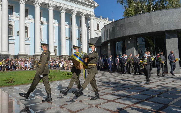 Голова Парламенту Дмитро Разумков разом з Президентом України Володимиром Зеленським та Прем’єр-міністром України Денисом Шмигалем взяв участь у церемонії вшанування пам’яті загиблих захисників біля Дзвону Пам'яті на території Міністерства оборони України.

