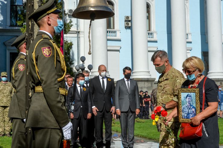 Голова Парламенту Дмитро Разумков разом з Президентом України Володимиром Зеленським та Прем’єр-міністром України Денисом Шмигалем взяв участь у церемонії вшанування пам’яті загиблих захисників біля Дзвону Пам'яті на території Міністерства оборони України.

