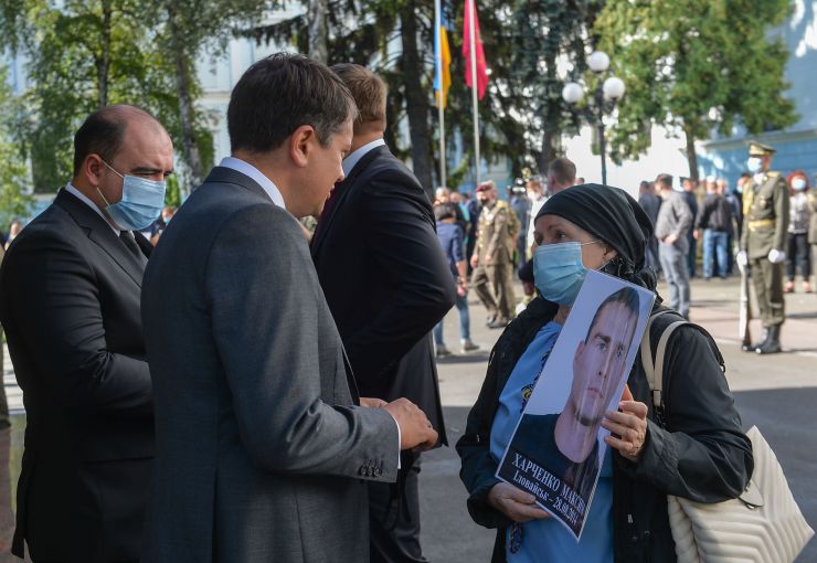 Голова Верховної Ради України Дмитро Разумков поклав квіти до Стіни пам'яті загиблих за Україну, які поклали своє життя на захист її незалежності, суверенітету і територіальної цілісності (м.Київ, Михайлівський собор).
