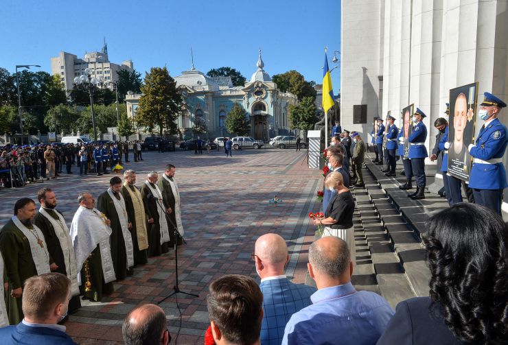 Вшанування військовослужбовців Нацгвардії, які загинули під час несення служби біля Верховної Ради України за участі Голови Верховної Ради України Дмитра Разумкова 