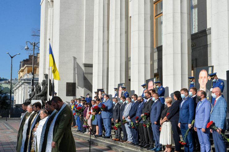 Вшанування військовослужбовців Нацгвардії, які загинули під час несення служби біля Верховної Ради України за участі Голови Верховної Ради України Дмитра Разумкова 