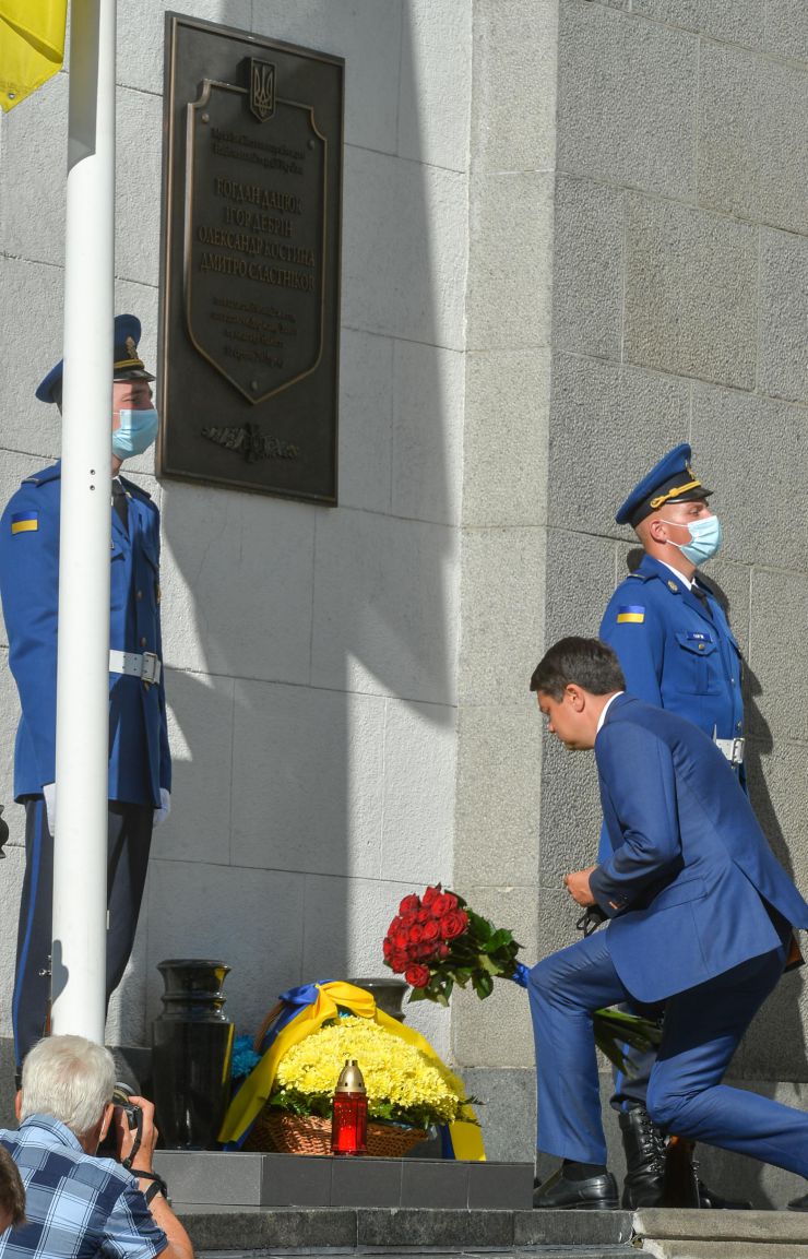 Вшанування військовослужбовців Нацгвардії, які загинули під час несення служби біля Верховної Ради України за участі Голови Верховної Ради України Дмитра Разумкова 