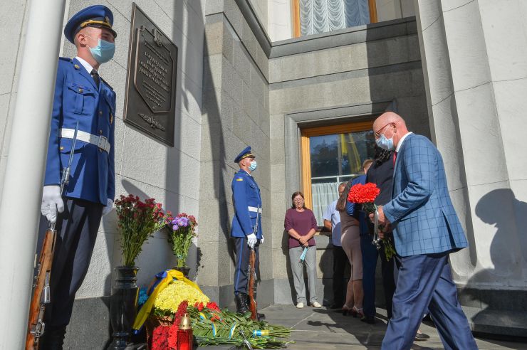 Вшанування військовослужбовців Нацгвардії, які загинули під час несення служби біля Верховної Ради України за участі Голови Верховної Ради України Дмитра Разумкова 