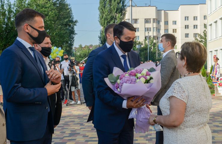 Голова Верховної Ради України Дмитро Разумков та Голова Комітету Верховної Ради України з питань освіти, науки та інновацій Сергій Бабак взяли участь у відкритті реконструйованого Софіївсько-Борщагівського навчально-виховного комплексу 