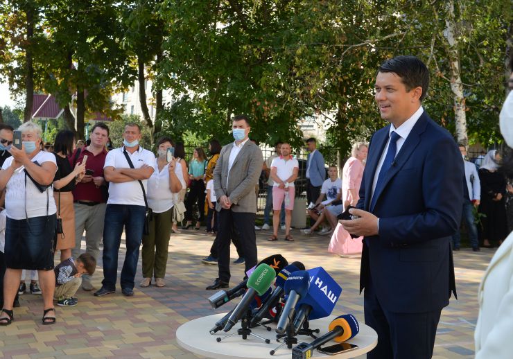 Голова Верховної Ради України Дмитро Разумков та Голова Комітету Верховної Ради України з питань освіти, науки та інновацій Сергій Бабак взяли участь у відкритті реконструйованого Софіївсько-Борщагівського навчально-виховного комплексу 