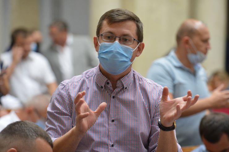 Пленарне засідання Верховної Ради України. 

Дмитро Разумков нагадав, що 2 вересня світ відзначає 75 років закінчення Другої світової війни.
Верховна Рада вшанувала хвилиною мовчання пам’ять загиблих у Другій світовій війні.
Прийнято за основу проєкт Закону «Про внесення змін до розділу ІІ 