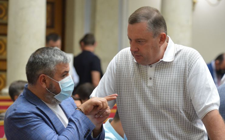 Пленарне засідання Верховної Ради України. 

Дмитро Разумков нагадав, що 2 вересня світ відзначає 75 років закінчення Другої світової війни.
Верховна Рада вшанувала хвилиною мовчання пам’ять загиблих у Другій світовій війні.
Прийнято за основу проєкт Закону «Про внесення змін до розділу ІІ 