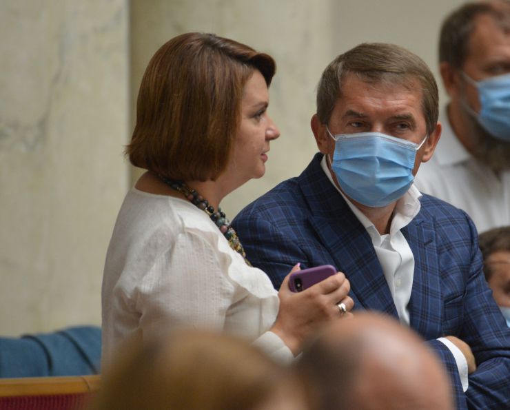 Пленарне засідання Верховної Ради України. 

Дмитро Разумков нагадав, що 2 вересня світ відзначає 75 років закінчення Другої світової війни.
Верховна Рада вшанувала хвилиною мовчання пам’ять загиблих у Другій світовій війні.
Прийнято за основу проєкт Закону «Про внесення змін до розділу ІІ 