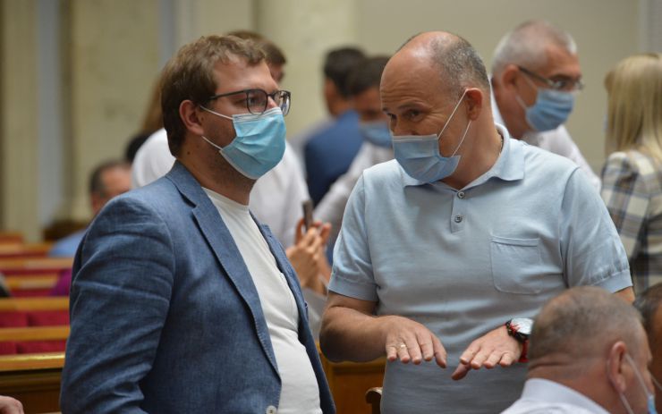 Пленарне засідання Верховної Ради України. 

Дмитро Разумков нагадав, що 2 вересня світ відзначає 75 років закінчення Другої світової війни.
Верховна Рада вшанувала хвилиною мовчання пам’ять загиблих у Другій світовій війні.
Прийнято за основу проєкт Закону «Про внесення змін до розділу ІІ 