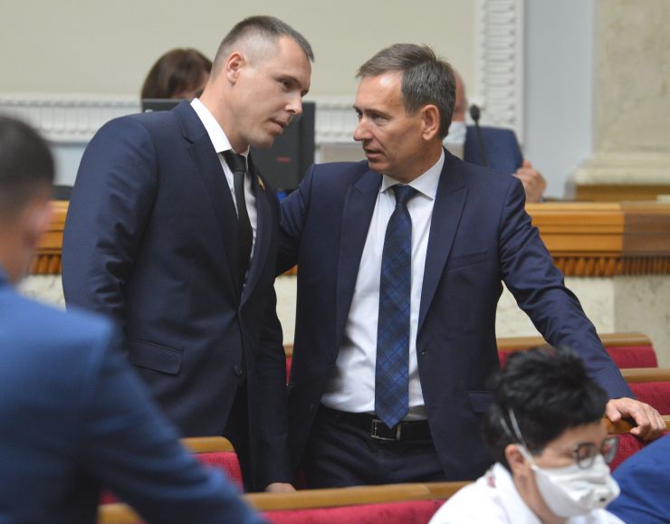 Пленарне засідання Верховної Ради України. 

Дмитро Разумков нагадав, що 2 вересня світ відзначає 75 років закінчення Другої світової війни.
Верховна Рада вшанувала хвилиною мовчання пам’ять загиблих у Другій світовій війні.
Прийнято за основу проєкт Закону «Про внесення змін до розділу ІІ 