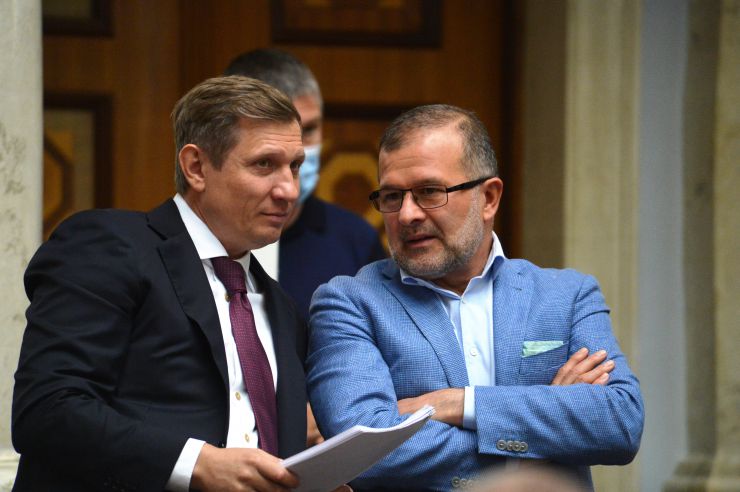 Пленарне засідання Верховної Ради України. 

Дмитро Разумков нагадав, що 2 вересня світ відзначає 75 років закінчення Другої світової війни.
Верховна Рада вшанувала хвилиною мовчання пам’ять загиблих у Другій світовій війні.
Прийнято за основу проєкт Закону «Про внесення змін до розділу ІІ 