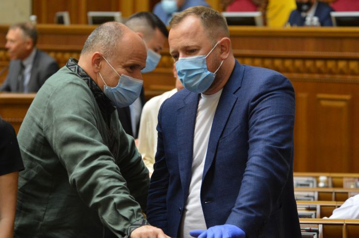 Пленарне засідання Верховної Ради України. 

Голова Верховної Ради України Дмитро Разумков відкрив ранкове засідання Верховної Ради.
Розглядається у першому читанні проєкт Закону «Про внесення змін до Кримінального процесуального кодексу України щодо захисту прав та інтересів дитини у разі затримання або тримання під вартою її батьків» (№3603).Проєкт представила голова підкомітету Комітету з питань правоохоронної діяльності Юлія Яцик. Вона також повідомила, що Комітет рекомендує прийняти законопроєкт за основу.
Законопроєкт прийнято у першому читанні 307-ма голосами.
Михайло Радуцький СН Павло Сушко СН 
