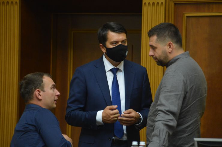 Пленарне засідання Верховної Ради України. 

Голова Верховної Ради України Дмитро Разумков відкрив ранкове засідання Верховної Ради.
Розглядається у першому читанні проєкт Закону «Про внесення змін до Кримінального процесуального кодексу України щодо захисту прав та інтересів дитини у разі затримання або тримання під вартою її батьків» (№3603).Проєкт представила голова підкомітету Комітету з питань правоохоронної діяльності Юлія Яцик. Вона також повідомила, що Комітет рекомендує прийняти законопроєкт за основу.
Законопроєкт прийнято у першому читанні 307-ма голосами. Ярослав Железняк ГОЛОС Дмитро Разумков Давід Арахамія 
