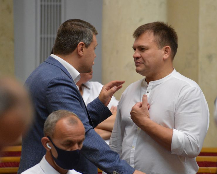 Пленарне засідання Верховної Ради України. 

Голова Верховної Ради України Дмитро Разумков відкрив ранкове засідання Верховної Ради.
Розглядається у першому читанні проєкт Закону «Про внесення змін до Кримінального процесуального кодексу України щодо захисту прав та інтересів дитини у разі затримання або тримання під вартою її батьків» (№3603).Проєкт представила голова підкомітету Комітету з питань правоохоронної діяльності Юлія Яцик. Вона також повідомила, що Комітет рекомендує прийняти законопроєкт за основу.
Законопроєкт прийнято у першому читанні 307-ма голосами. Вадим Івченко Б Олег Мейдич Б
