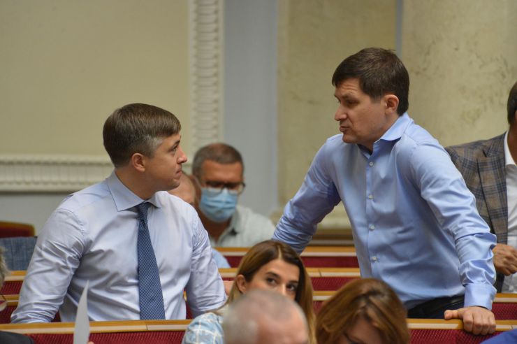 Пленарне засідання Верховної Ради України. 

Голова Верховної Ради України Дмитро Разумков відкрив ранкове засідання Верховної Ради.
Розглядається у першому читанні проєкт Закону «Про внесення змін до Кримінального процесуального кодексу України щодо захисту прав та інтересів дитини у разі затримання або тримання під вартою її батьків» (№3603).Проєкт представила голова підкомітету Комітету з питань правоохоронної діяльності Юлія Яцик. Вона також повідомила, що Комітет рекомендує прийняти законопроєкт за основу.
Законопроєкт прийнято у першому читанні 307-ма голосами. Олександр Сухов Микола Бабенко ДОВІРА

