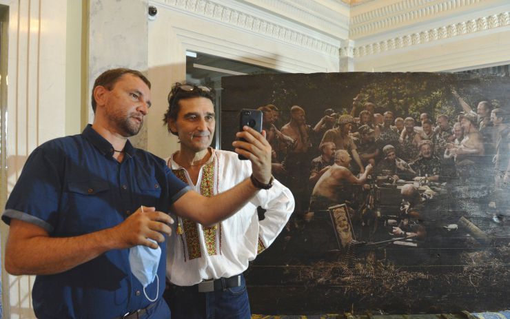 У холі першого поверху Верховної Ради України відбулася презентація фотокартини «Лист Сультіну» французького фотохудожника Юрія Білака.
Мета експозиції - привернути увагу українського суспільства та світової спільноти до війни на Донбасі, яка триває, та проявити історію і паралелі між захисниками Батьківщини різних епох.
Фотоекспозиція відображає нове тлумачення історичного сюжету картини Іллі Рєпіна «Запорожці пишуть листа турецькому султану».
На знімку - справжні українські воїни із 30-ї ОМБр бригади ЗСУ, які фотографувалися у вільний від бойового чергування час під Дебальцевим влітку 2015 року.
Розмір світлини 2.6 х 1.7 м. Зображення нанесено на дерев’яну поверхню технікою іконопису, відомої як “лефкас”.
Фотокартина “Лист Сультіну” є однією з 24 світлин виставки “Проекція”, яка стала результатом перебування автора в зоні АТО протягом 2015 року.
У презентації взяв участь автор фотокартини. Володимир В'ятрович, Юрій Білак
