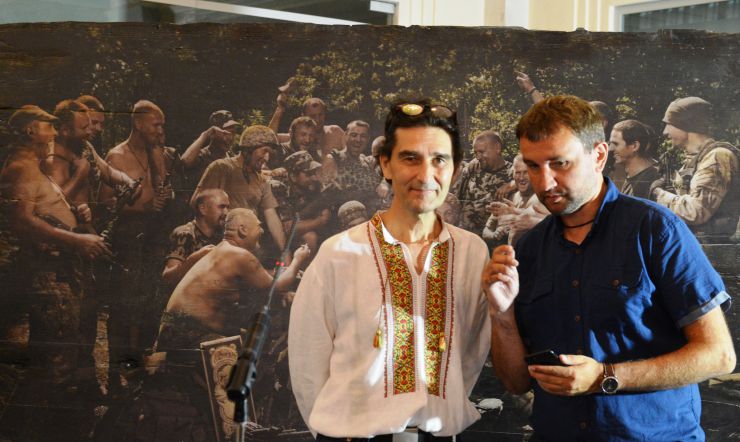 У холі першого поверху Верховної Ради України відбулася презентація фотокартини «Лист Сультіну» французького фотохудожника Юрія Білака.
Мета експозиції - привернути увагу українського суспільства та світової спільноти до війни на Донбасі, яка триває, та проявити історію і паралелі між захисниками Батьківщини різних епох.
Фотоекспозиція відображає нове тлумачення історичного сюжету картини Іллі Рєпіна «Запорожці пишуть листа турецькому султану».
На знімку - справжні українські воїни із 30-ї ОМБр бригади ЗСУ, які фотографувалися у вільний від бойового чергування час під Дебальцевим влітку 2015 року.
Розмір світлини 2.6 х 1.7 м. Зображення нанесено на дерев’яну поверхню технікою іконопису, відомої як “лефкас”.
Фотокартина “Лист Сультіну” є однією з 24 світлин виставки “Проекція”, яка стала результатом перебування автора в зоні АТО протягом 2015 року.
У презентації взяв участь автор фотокартини. Володимир В'ятрович, Юрій Білак
