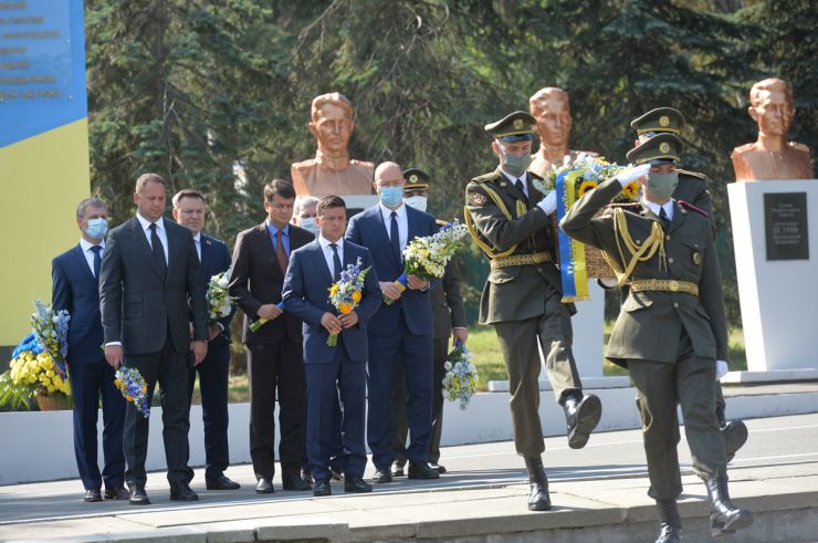 Голова Верховної Ради Дмитро Разумков спільно з Президентом України Володимиром Зеленським, Прем’єр-міністром Денисом Шмигалем, керівництвом Офісу Президента, Ради національної безпеки і оборони, Збройних Сил України, а також членами Кабінету Міністрів взяв участь в урочистих заходах з нагоди Дня воєнної розвідки України.