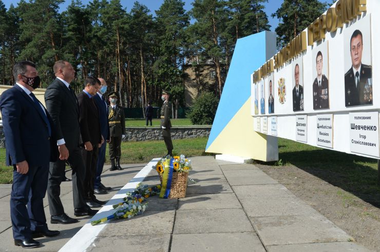 Голова Верховної Ради Дмитро Разумков спільно з Президентом України Володимиром Зеленським, Прем’єр-міністром Денисом Шмигалем, керівництвом Офісу Президента, Ради національної безпеки і оборони, Збройних Сил України, а також членами Кабінету Міністрів взяв участь в урочистих заходах з нагоди Дня воєнної розвідки України.