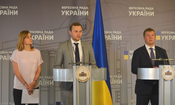 Урочиста церемонія передачі очільникам київських лікарень сертифікатів на використання відремонтованих апаратів штучної вентиляції легень (ШВЛ) відбулася у медіа центрі Верховної Ради. Ініціативна група на чолі з народними депутатами Андрієм Жупаниним та Анною Пуртовою знайшла фінансування на ремонт 94 непрацюючих апаратів марки iVent 201. Народні депутати Анна Пуртова, Андрій Жупанин, голова правління НАК «Нафтогаз України» Андрій Коболєв.