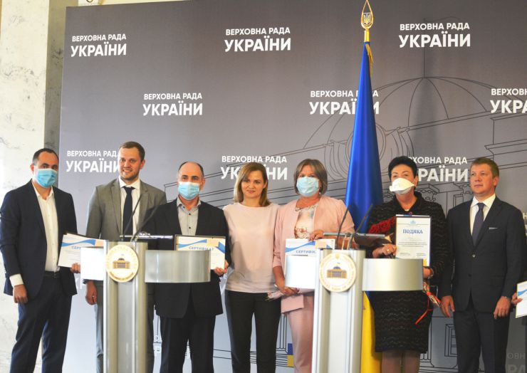 Урочиста церемонія передачі очільникам київських лікарень сертифікатів на використання відремонтованих апаратів штучної вентиляції легень (ШВЛ) відбулася у медіа центрі Верховної Ради. Ініціативна група на чолі з народними депутатами Андрієм Жупаниним та Анною Пуртовою знайшла фінансування на ремонт 94 непрацюючих апаратів марки iVent 201.