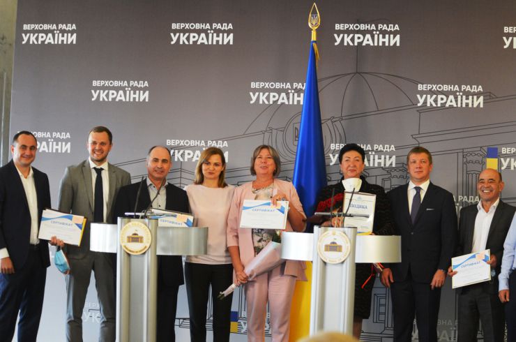 Урочиста церемонія передачі очільникам київських лікарень сертифікатів на використання відремонтованих апаратів штучної вентиляції легень (ШВЛ) відбулася у медіа центрі Верховної Ради. Ініціативна група на чолі з народними депутатами Андрієм Жупаниним та Анною Пуртовою знайшла фінансування на ремонт 94 непрацюючих апаратів марки iVent 201.