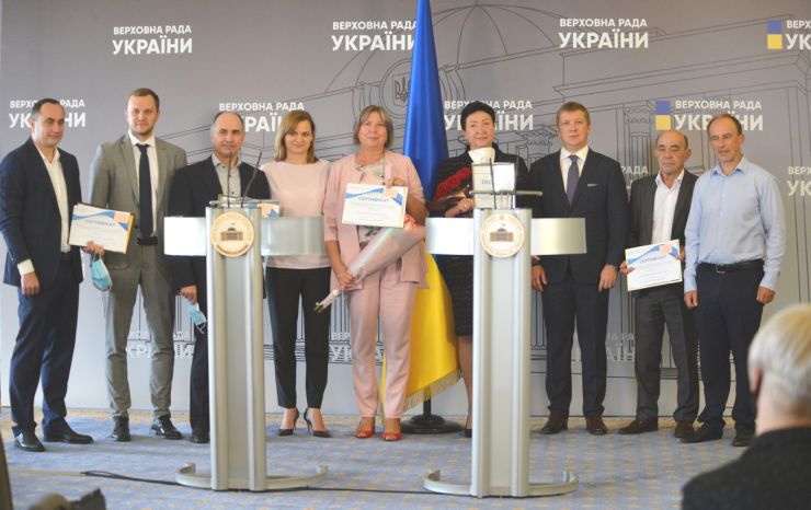 Урочиста церемонія передачі очільникам київських лікарень сертифікатів на використання відремонтованих апаратів штучної вентиляції легень (ШВЛ) відбулася у медіа центрі Верховної Ради. Ініціативна група на чолі з народними депутатами Андрієм Жупаниним та Анною Пуртовою знайшла фінансування на ремонт 94 непрацюючих апаратів марки iVent 201.