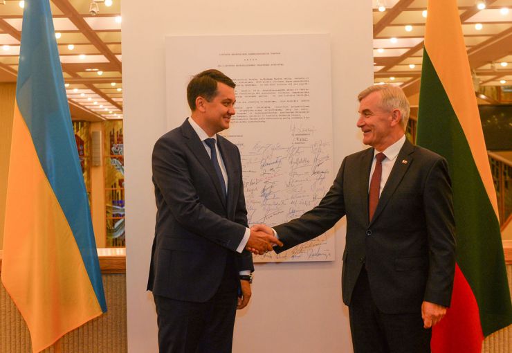 Офіційний візит Голови Верховної Ради України Дмитра Разумкова
до Литовської Республіки.
Зустріч Голови Верховної Ради України Дмитра Разумкова зі Спікером Сейму Литовської Республіки Вікторасом Пранцкєтісом. 
