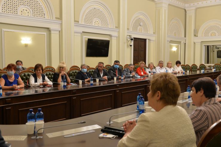 Голова Парламенту Дмитро Разумков вручив Премії Верховної Ради України педагогічним працівникам загальноосвітніх, професійно-технічних, дошкільних та позашкільних навчальних закладів