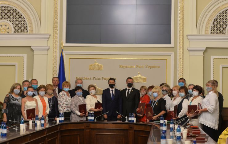 Голова Парламенту Дмитро Разумков вручив Премії Верховної Ради України педагогічним працівникам загальноосвітніх, професійно-технічних, дошкільних та позашкільних навчальних закладів